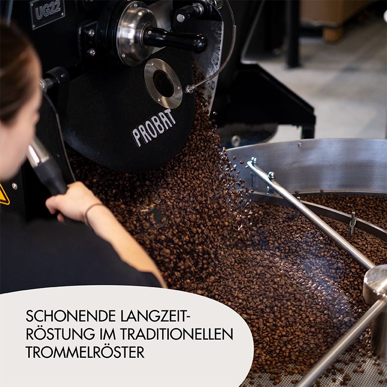 Kaffeeröstmaschine PROBAT. Kaffeebohnen fallen in ein Sieb.