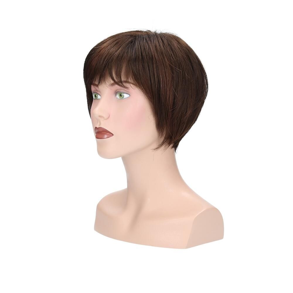 Perücke Alicia von trendhair, braun, mit Pony, auf einem Schaufensterkopf. Seitenansicht.
