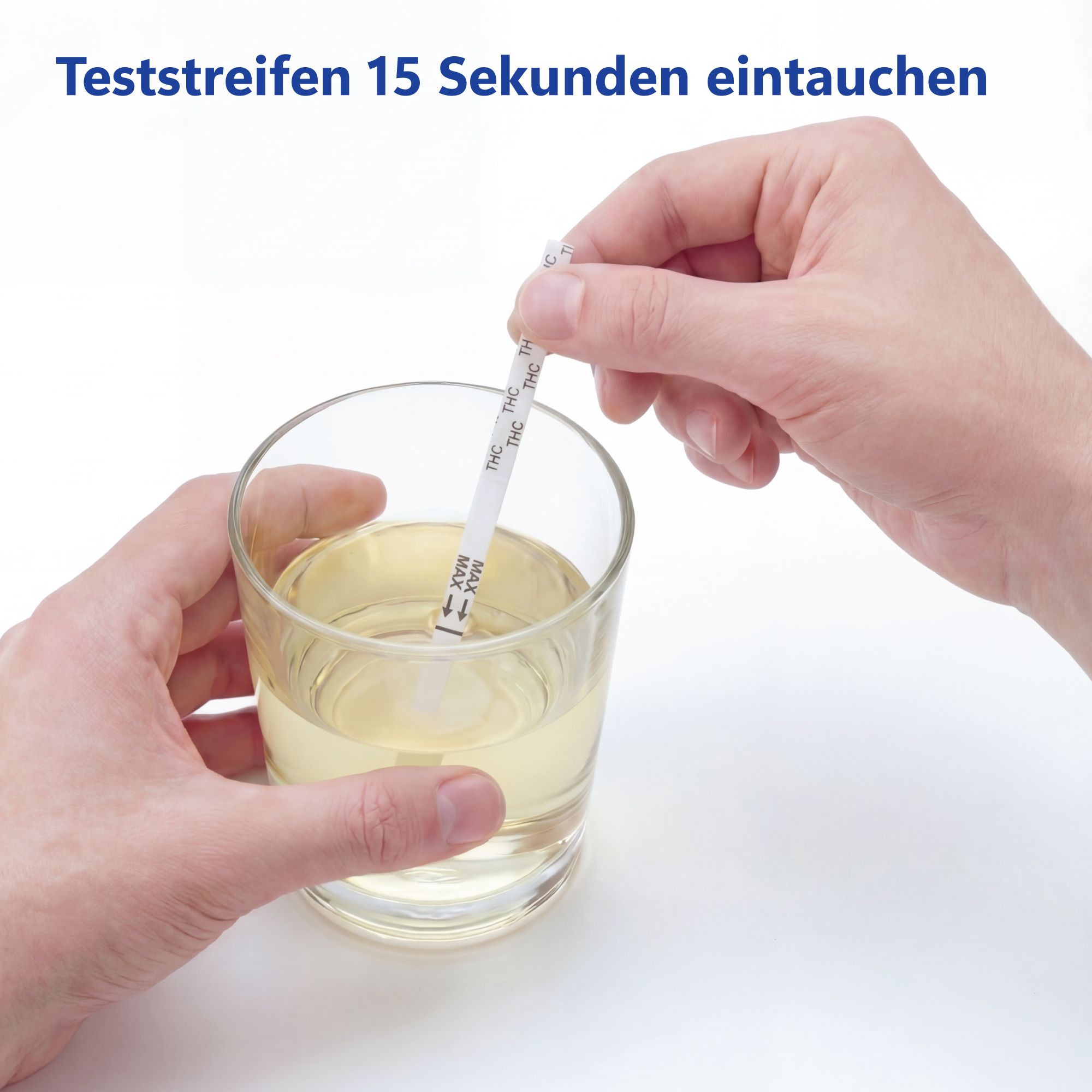 Hände halten Teststreifen in Glas mit Flüssigkeit. Streifen mit THC-Markierungen. Flüssigkeit gelblich.