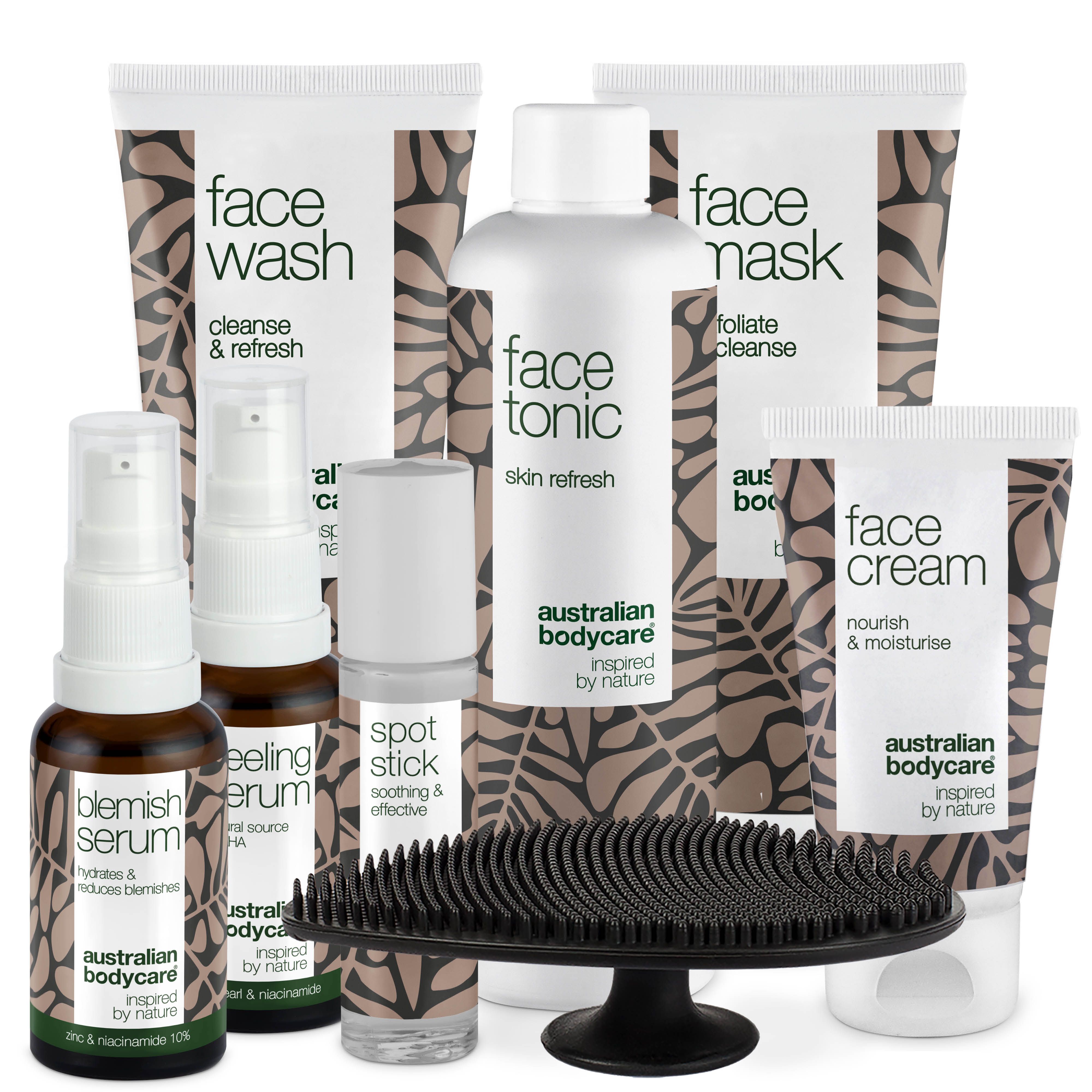 Verschiedene Gesichtspflegeprodukte, darunter Waschgel, Maske, Creme und Serum. Schwarzer Bürstenapplikator.