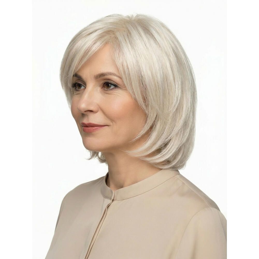 Perücke STOCKHOLM, hellblond, mit Seitenscheitel. Frau mit Perücke, helles Oberteil. Blick nach links.