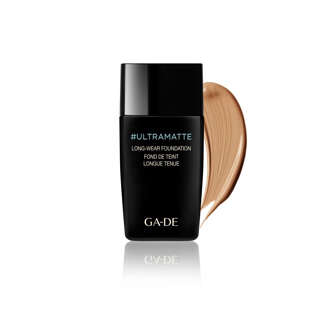 Schwarze Flasche mit Aufschrift #ULTRAMATTE, GA-DE. Daneben ein Farbklecks Foundation.
