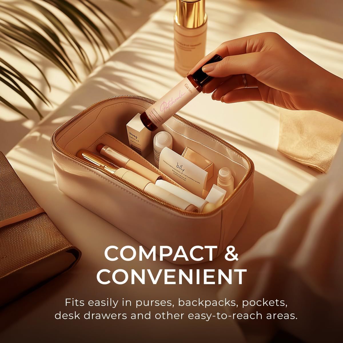 Roll-on in einer Kosmetiktasche. Weitere Produkte sichtbar. Text: Kompakt & praktisch. Passt in Taschen, Rucksäcke usw.