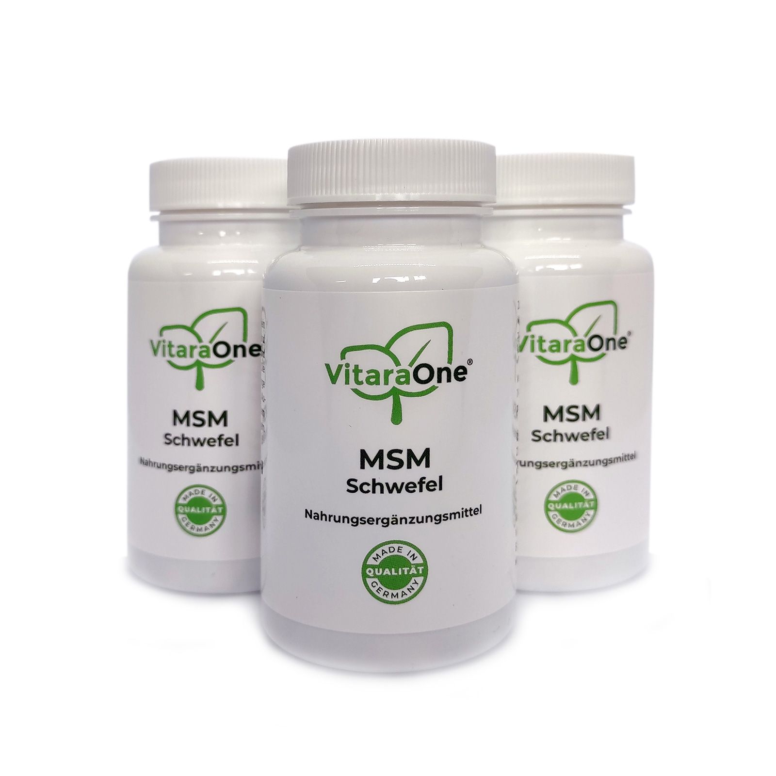 Drei weiße Flaschen mit grünem Etikett. Aufschrift: VitaraOne®, MSM Schwefel, Nahrungsergänzungsmittel. Siegel: Made in Germany.