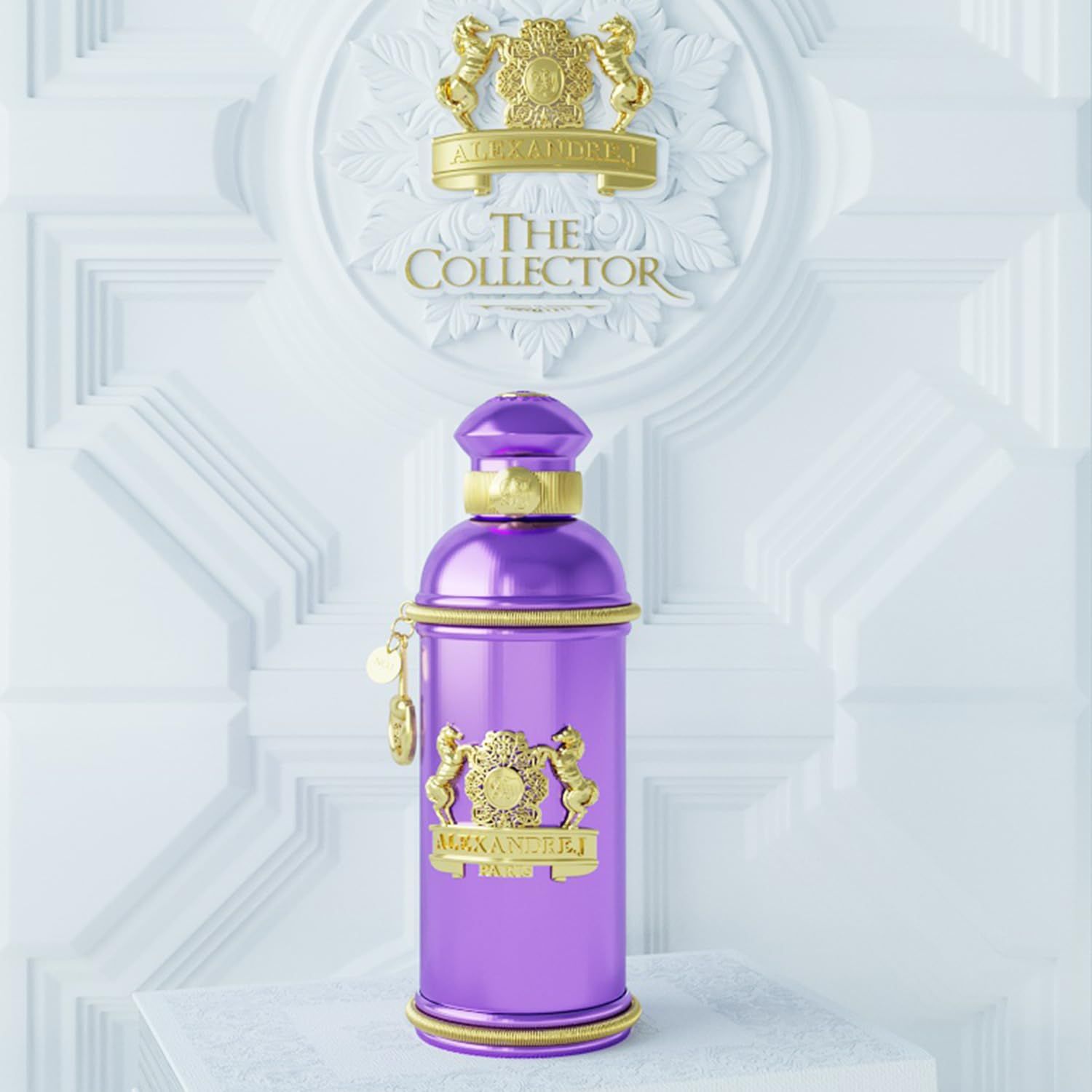 Violette Flasche mit goldenen Details vor weißem Hintergrund mit Logo: The Collector.