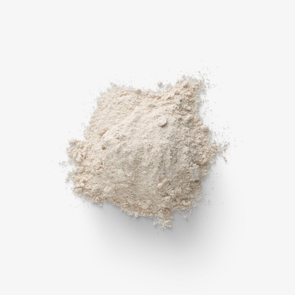 Haufen hellbraunes Pulver auf weißem Grund. Top-Ansicht.