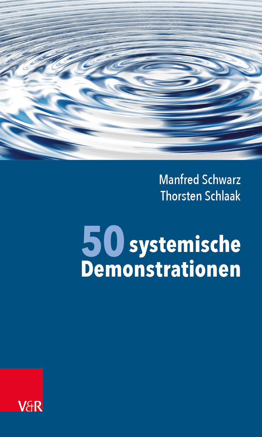Buchcover mit blauem Hintergrund und Wellenmuster. Titel: 50 systemische Demonstrationen. Autoren: Manfred Schwarz, Thorsten Schlaak.