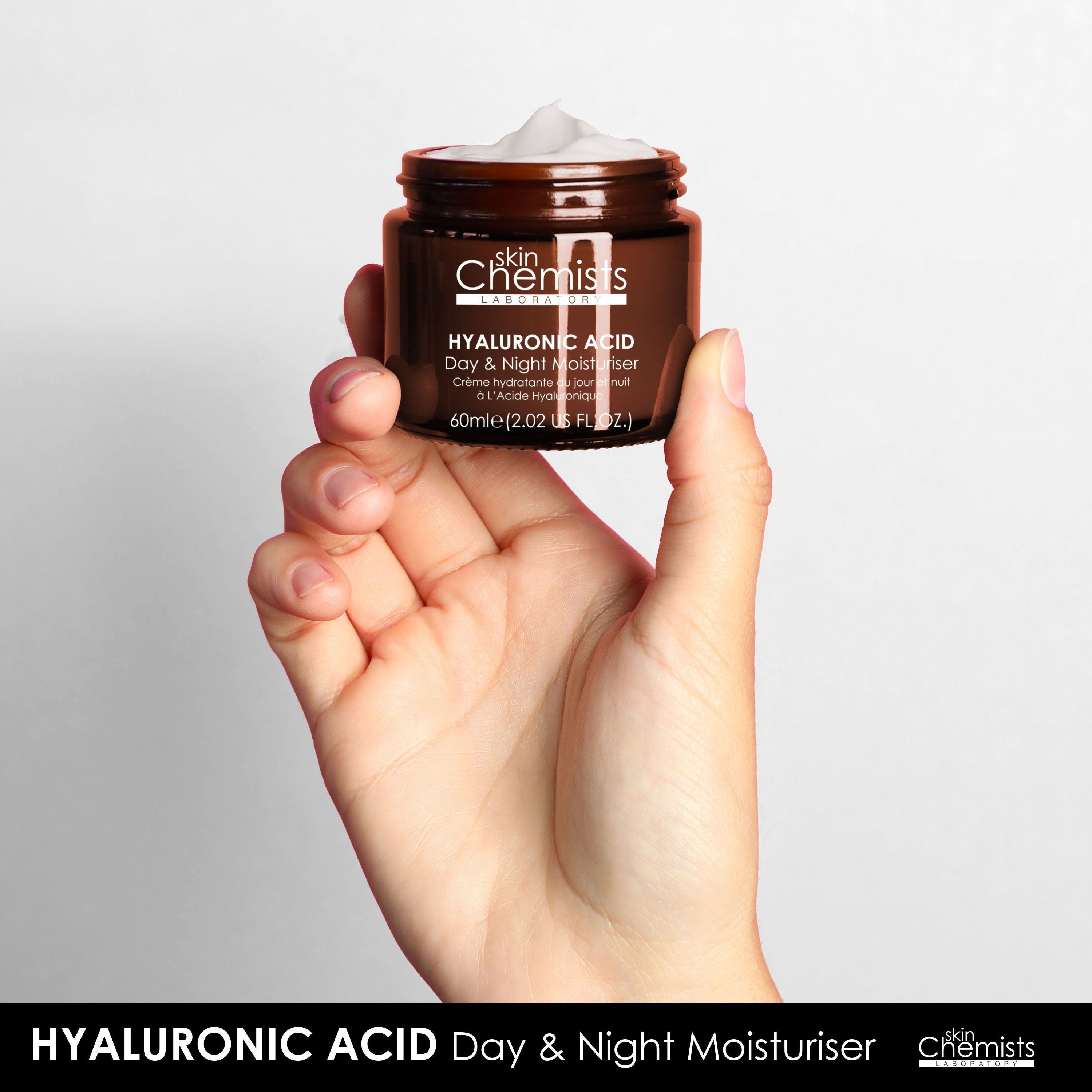 Hand hält Skin Chemists Hyaluronic Acid Tagescreme.