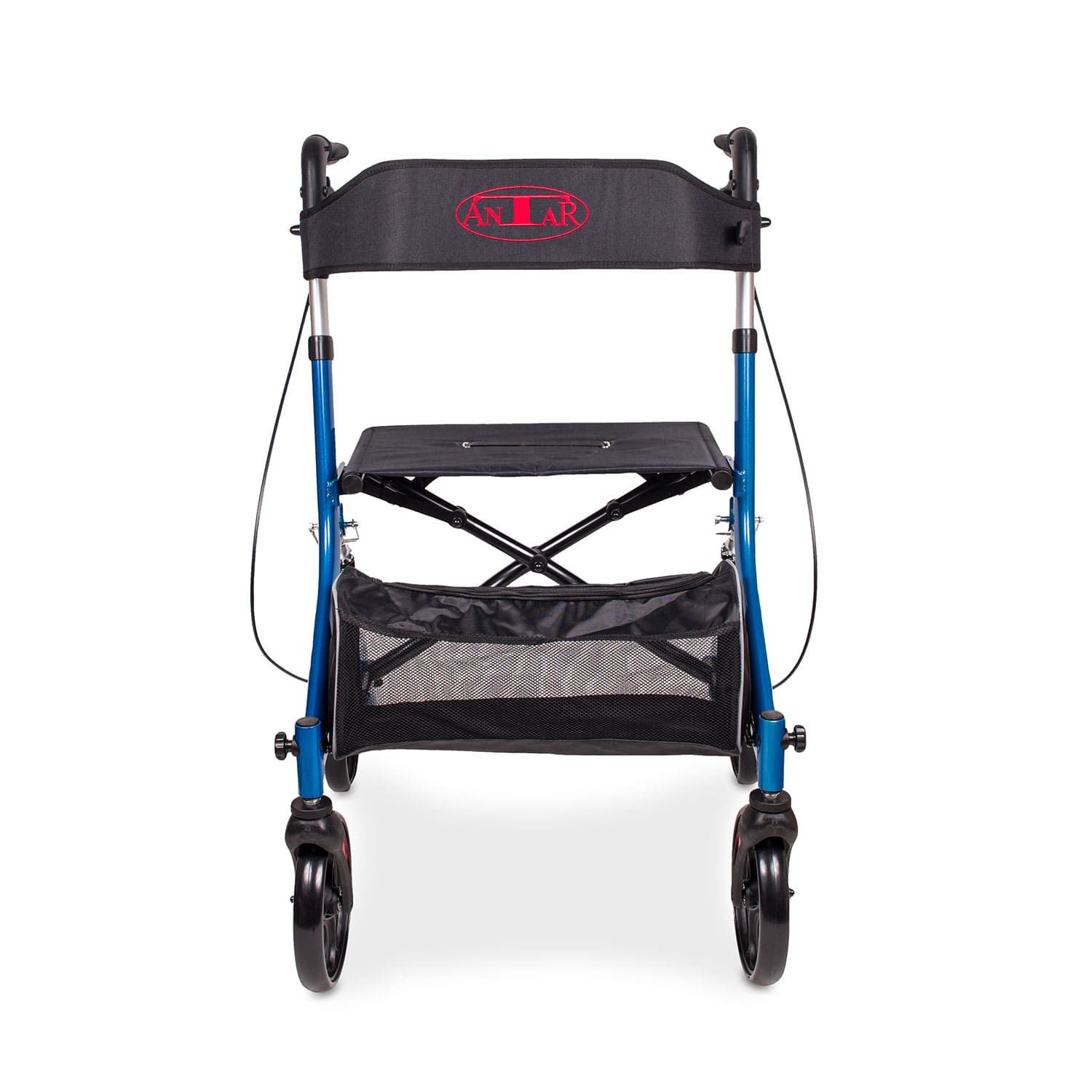 Rollator, Frontansicht. Blauer Rahmen, schwarzer Sitz, Rückenlehne und Einkaufstasche. Vier Räder.