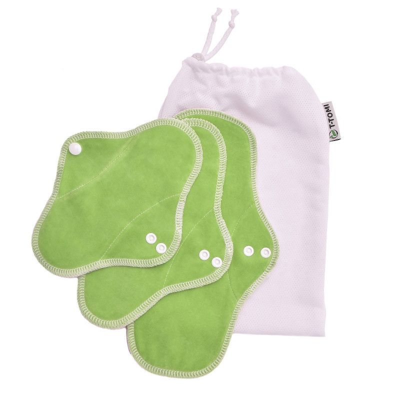 Grüne Stoffbinden, weißer Beutel mit Logo.