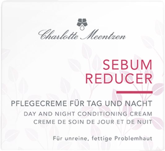 Weißes Etikett mit floralem Muster und Produktinformationen. Text: Charlotte Meentzen, Sebum Reducer, Pflegecreme für Tag und Nacht.