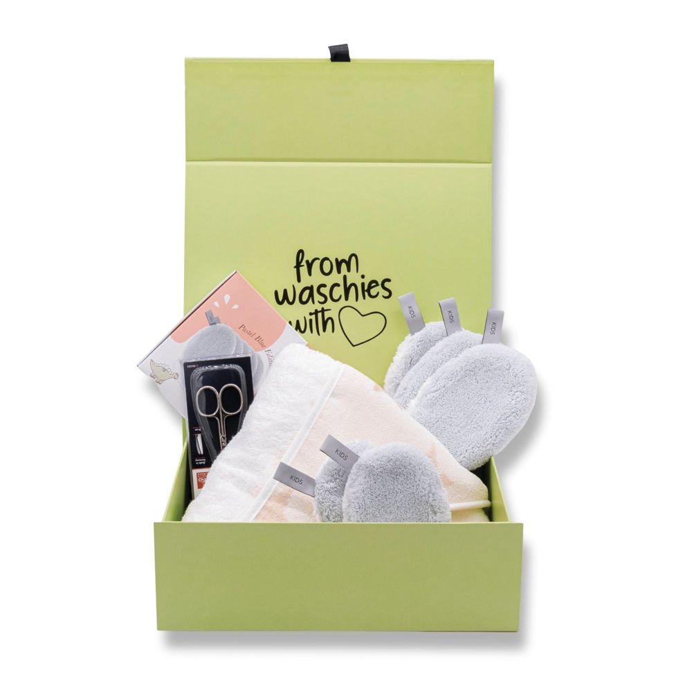 Grüne Box mit Baby-Badeprodukten. Enthält Waschlappen, Handtuch, Nagelschere und eine Broschüre. Aufschrift: from waschies with ❤️.