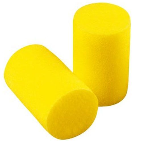 Zwei gelbe Gehörschutzstöpsel aus Schaumstoff. Zylindrische Form mit abgerundeten Enden. Nahaufnahme, weißer Hintergrund.