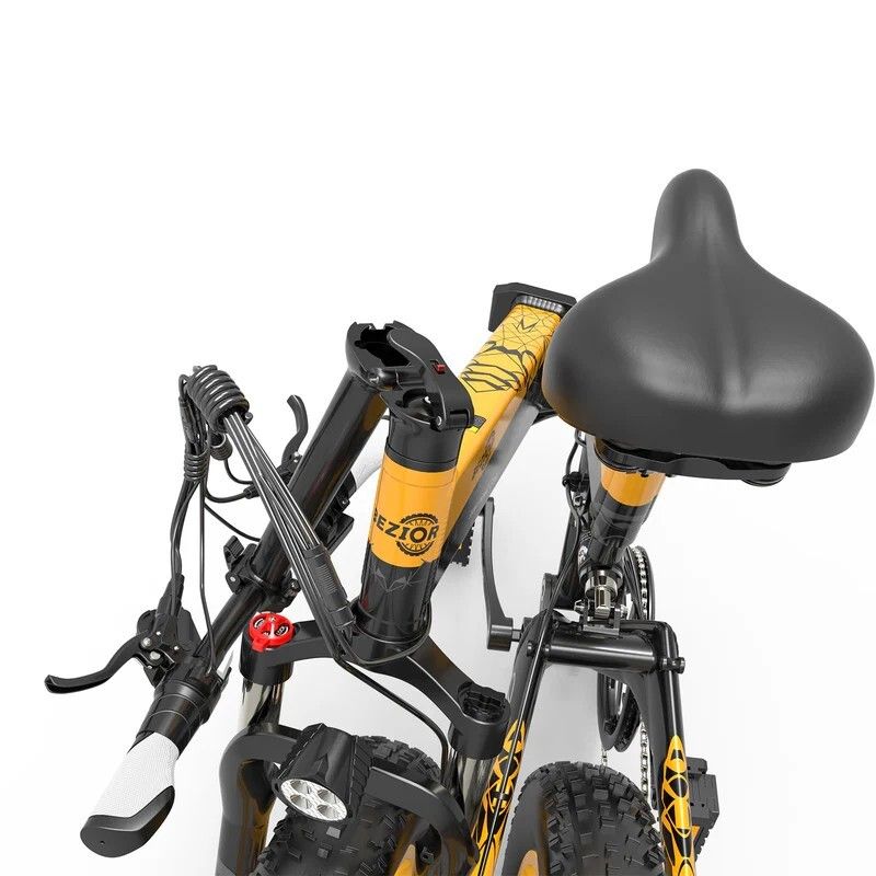 Gefaltetes gelb-schwarzes E-Bike. Sichtbar: Lenker, Sattel, Rahmen. Das Vorderrad ist nicht sichtbar.