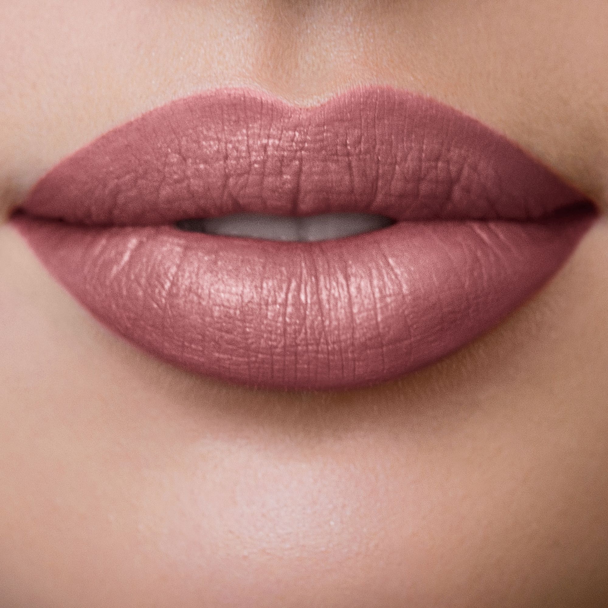 Nahaufnahme von Lippen, ideal mauve gefärbt.