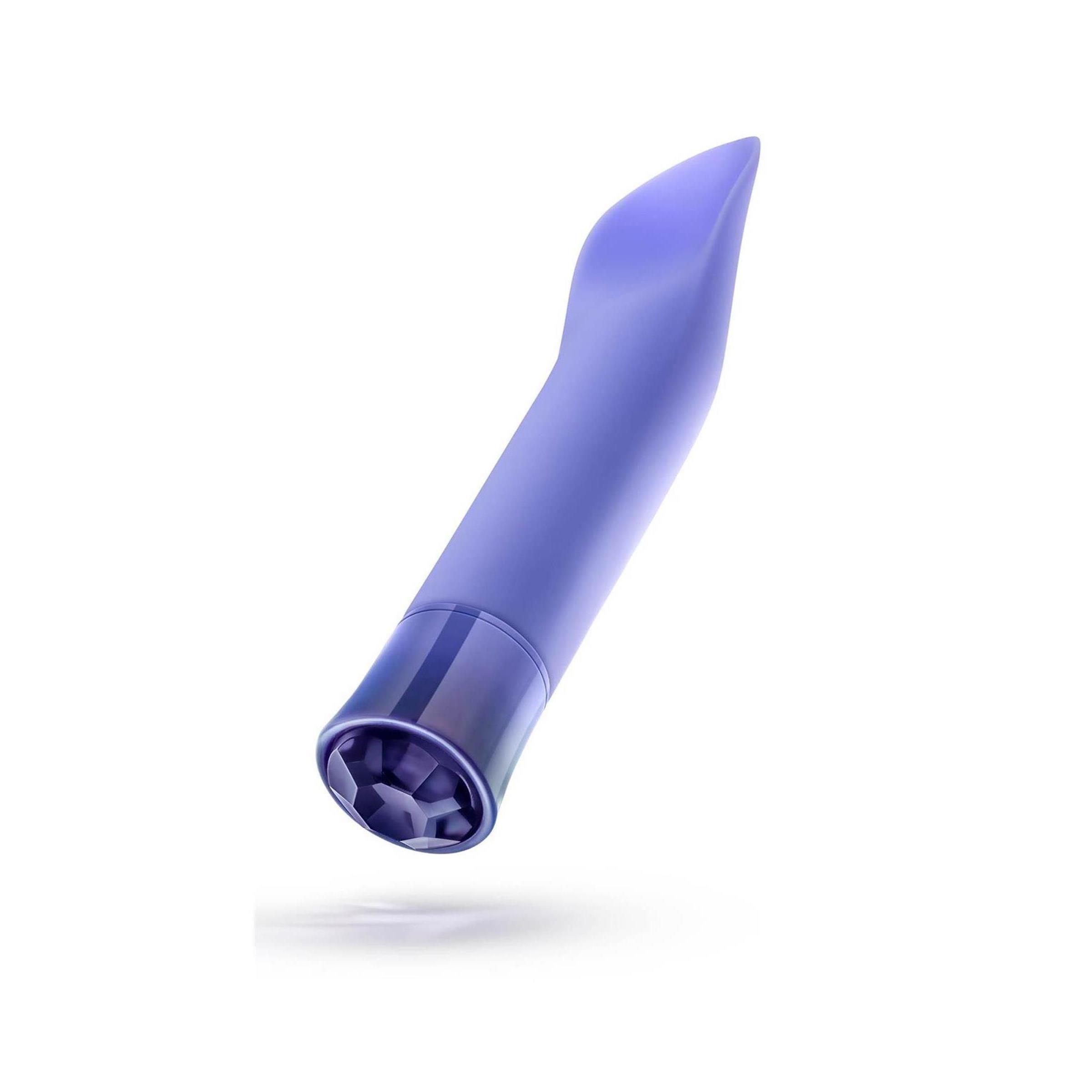 Lila Vibrator. Zylindrischer Körper mit abgerundeter Spitze und geriffelter Basis. Unterseite mit geometrischem Muster.