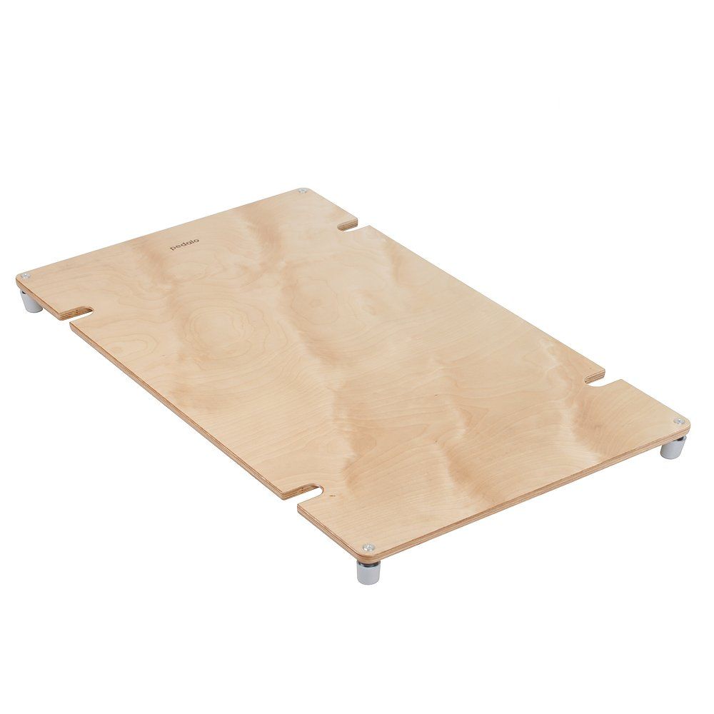 Rechteckige Holzplatte mit abgerundeten Ecken und Metallfüßen. Holzfarbene Platte mit Aussparungen an den Ecken.