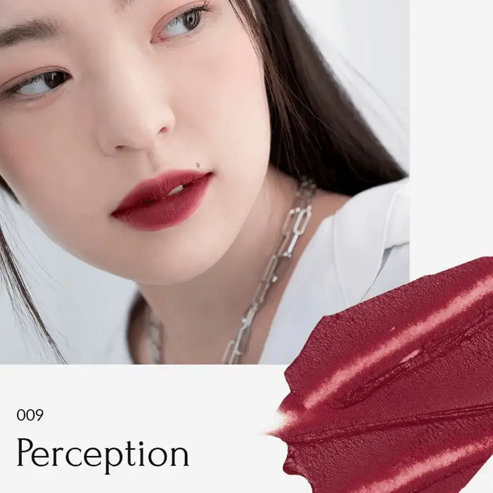 Lippen mit rotem Lippenstift. Farbton 009 Perception. Daneben ein Farbfleck des Lippenstifts.