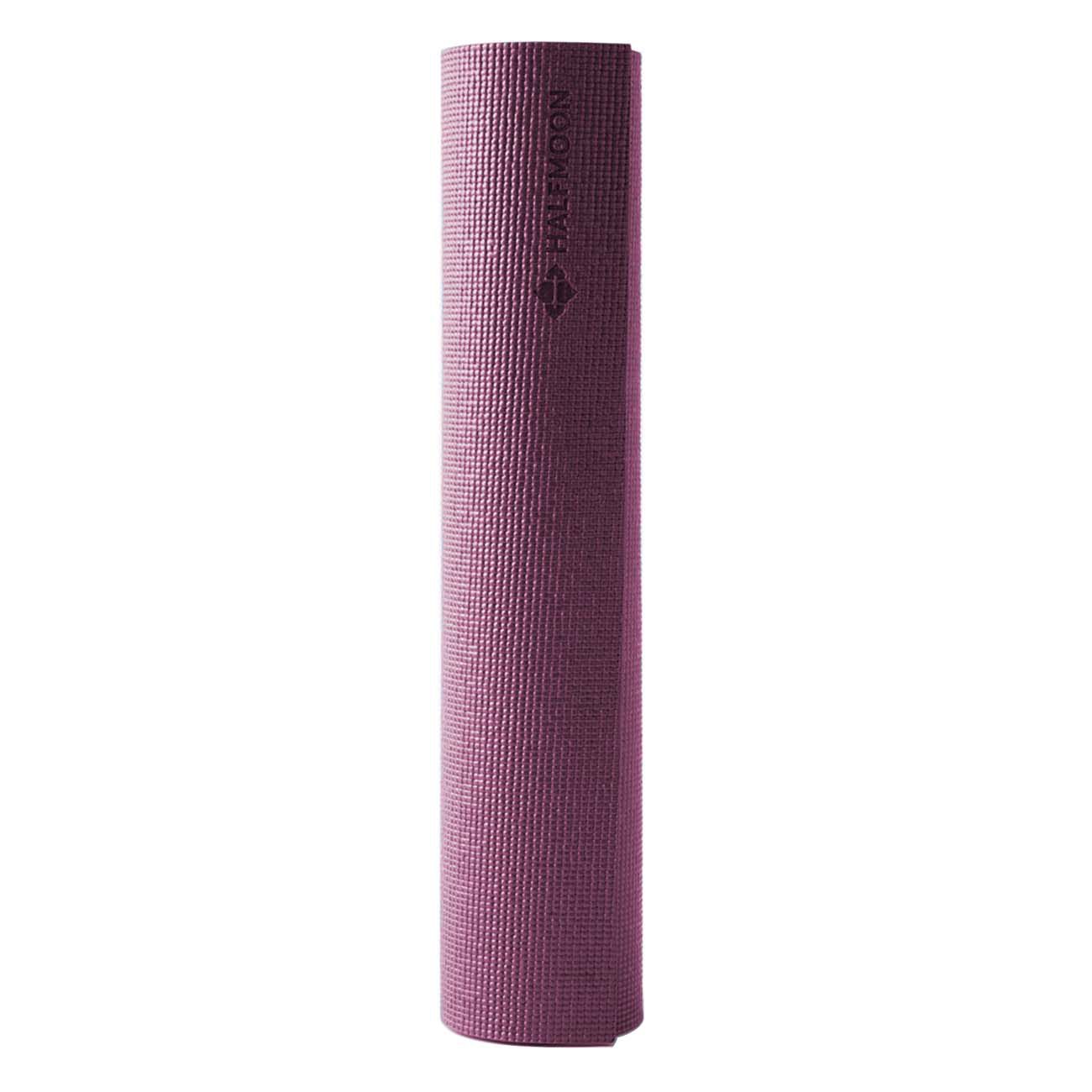 Gerollte Yogamatte in Lila. Texturierte Oberfläche. Marke HALFMOON sichtbar.