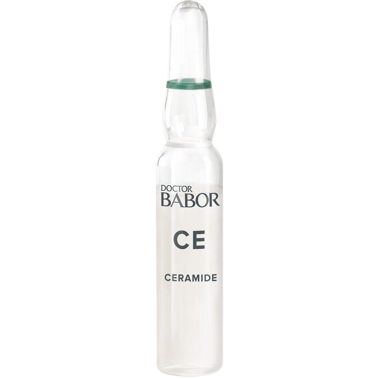 Einzelne Ampulle. Aufschrift: Doctor Babor CE Ceramide. Transparente Glasampulle mit grüner Markierung.