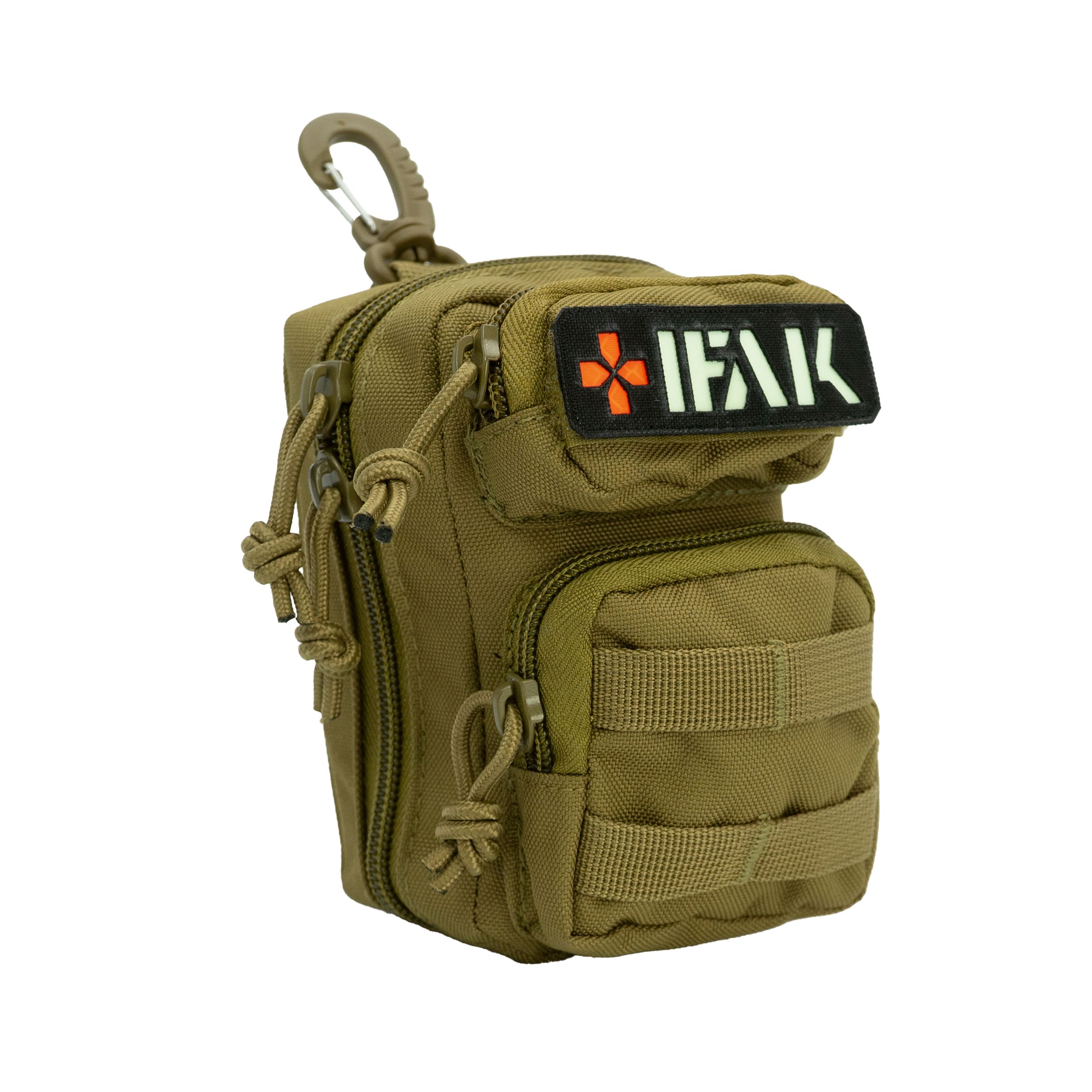 Beigefarbener Notfallrucksack mit IFAK-Patch, Karabinerhaken und mehreren Fächern. Mit Reißverschluss und Kordelzug.