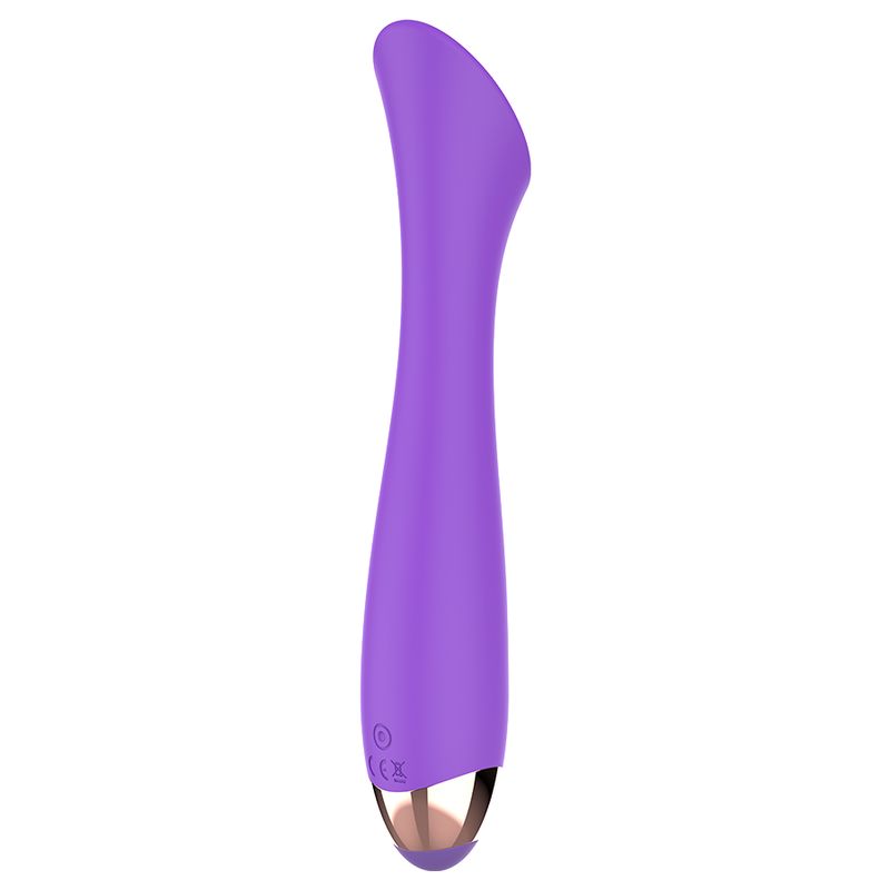 Lila Vibrator mit geschwungener Form. Goldfarbene Spitze. Glatte Oberfläche. Auf weißem Hintergrund.