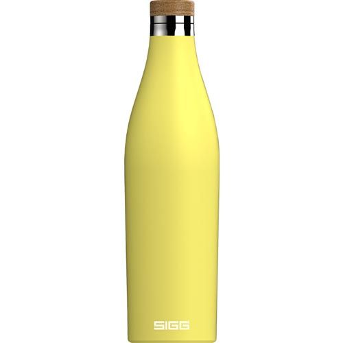 Gelbe Trinkflasche mit Korkverschluss. Der Flaschenkörper hat eine längliche Form. Unten ist der Markenname SIGG zu sehen.