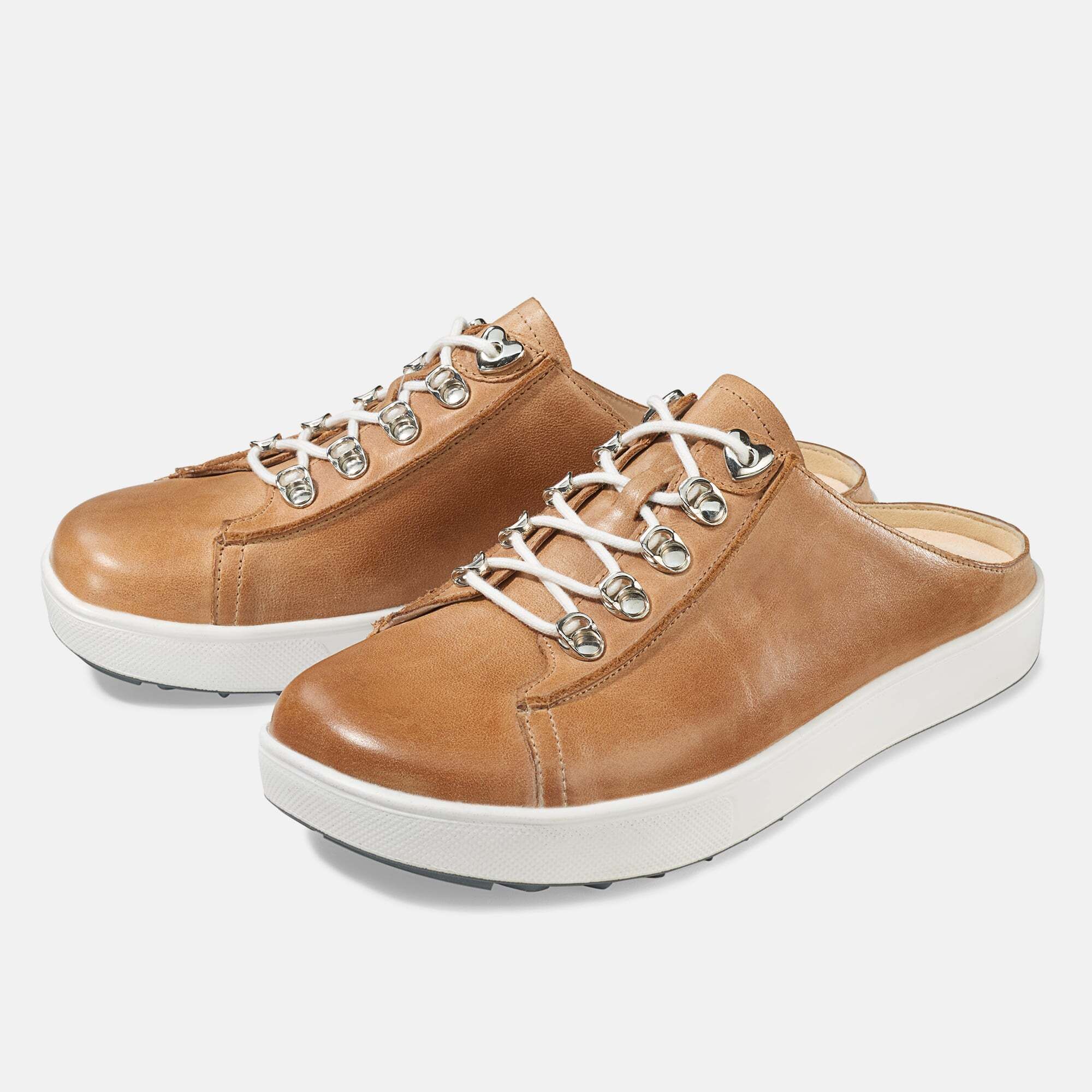 Zwei braune BÄR Schuhe Ellen Damen Pantoletten mit weißen Schnürsenkeln und Sohlen. Breite Passform.