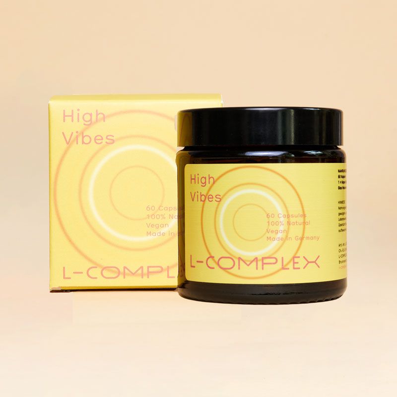 Braune Glasdose und Schachtel. Dose mit schwarzem Deckel und Etikett "High Vibes" und "L-COMPLEX". Schachtel mit gleichem Design.
