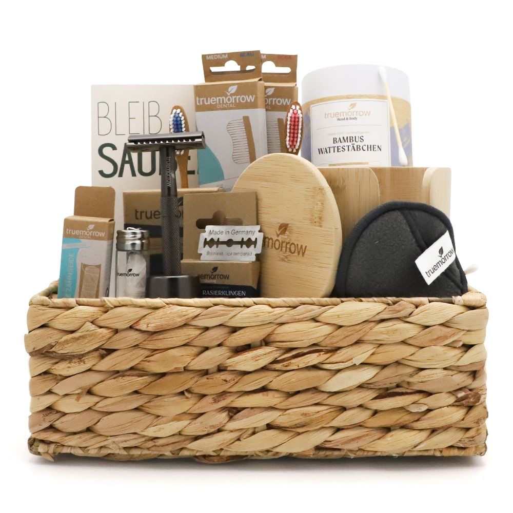 Geschenkkorb mit Rasierer, Abschminkpads, Bambus-Wattestäbchen und weiteren Pflegeprodukten. Enthält truemorrow-Produkte.