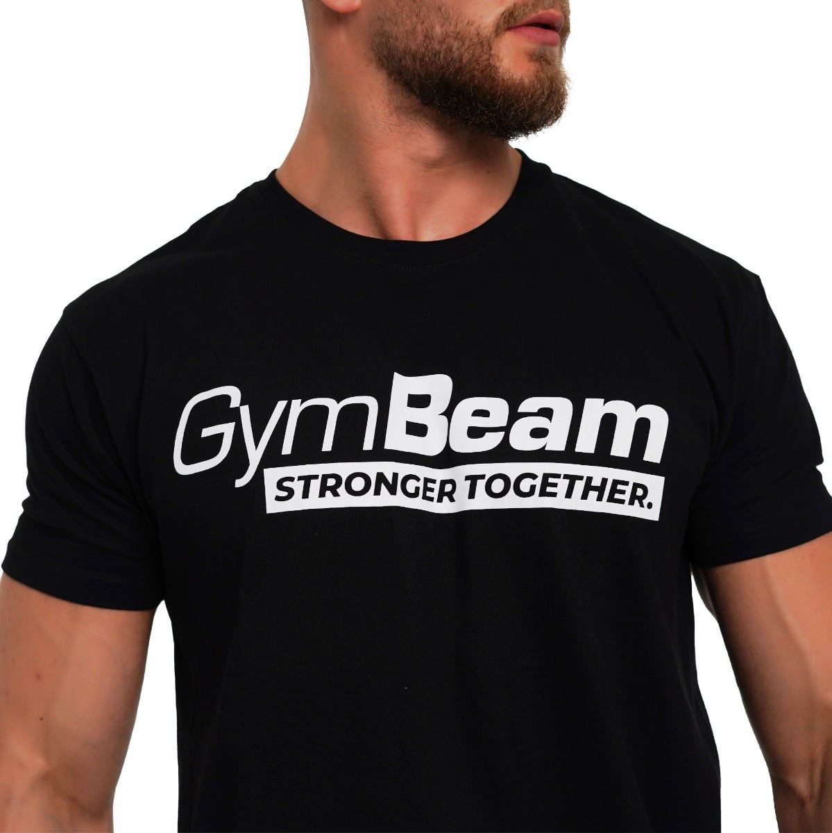 Nahaufnahme des weißen "GymBeam Stronger Together" Aufdrucks auf einem schwarzen T-Shirt.