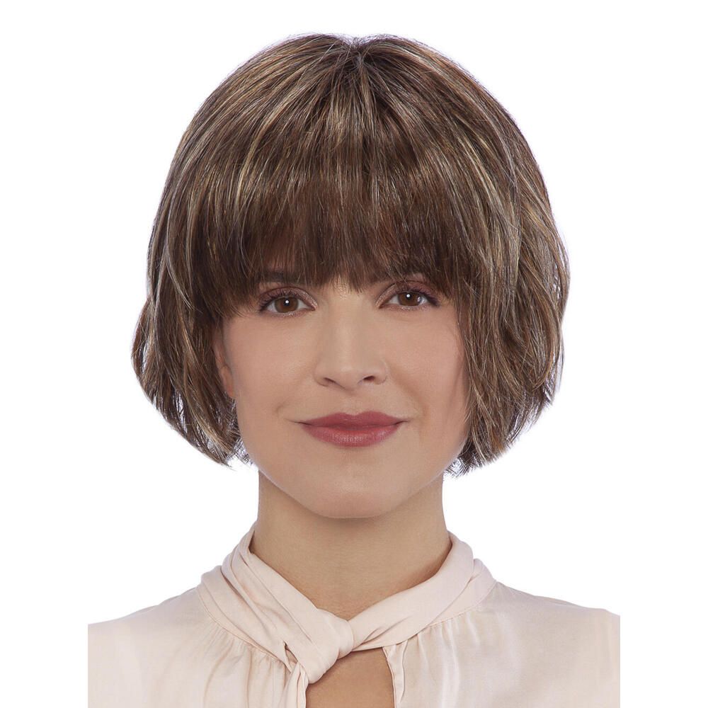 Perücke Sally von trendhair. Kurze, braune Kunsthaarperücke mit Pony. Frontale Ansicht einer Frau.