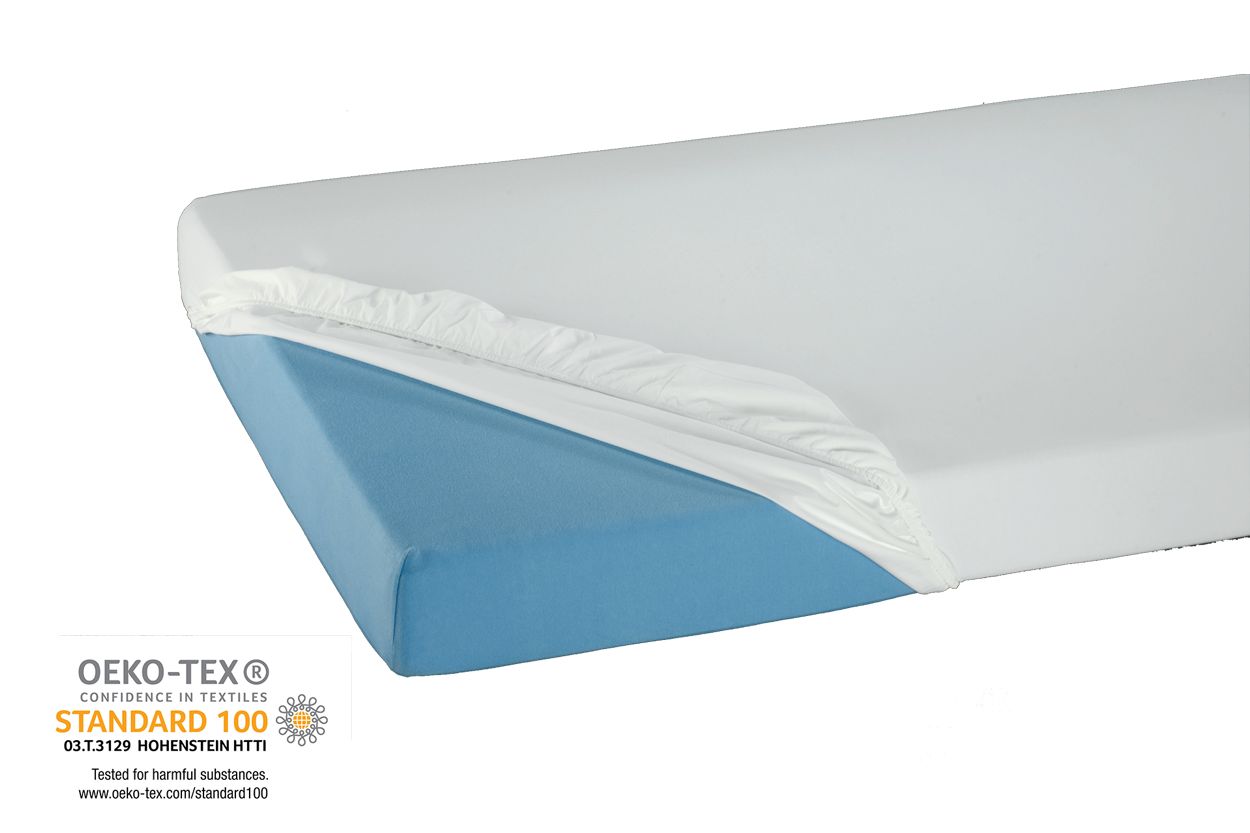 Weißes Spannbetttuch, teilweise abgezogen, zeigt blauen Stoff. Oeko-Tex Standard 100-Zertifizierung.