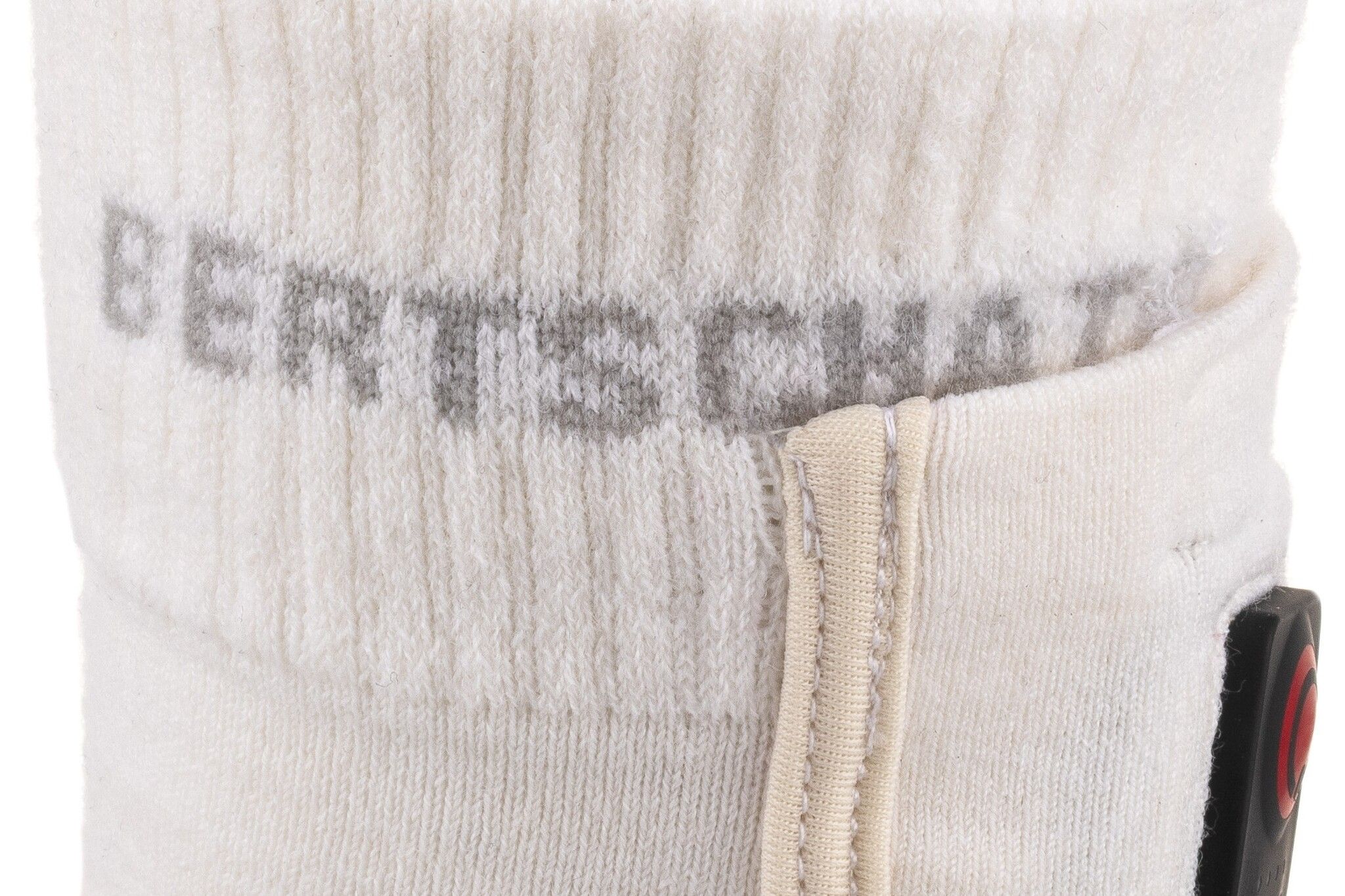 Weisse Socke mit grauem BERTCHAT-Schriftzug. Schwarzes Bedienfeld sichtbar.