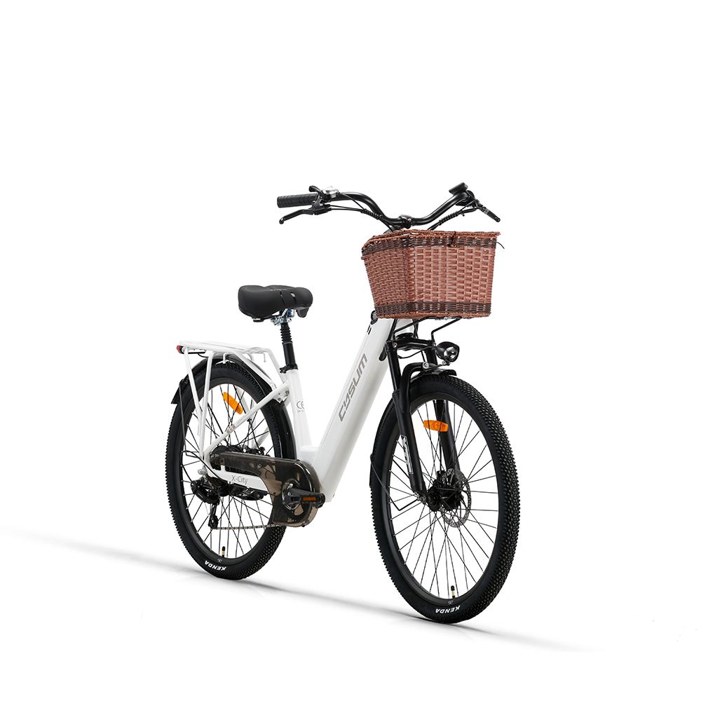 Weißes E-Bike mit braunem Korb, schwarzem Lenker und Reifen. Marke CYSUM.
