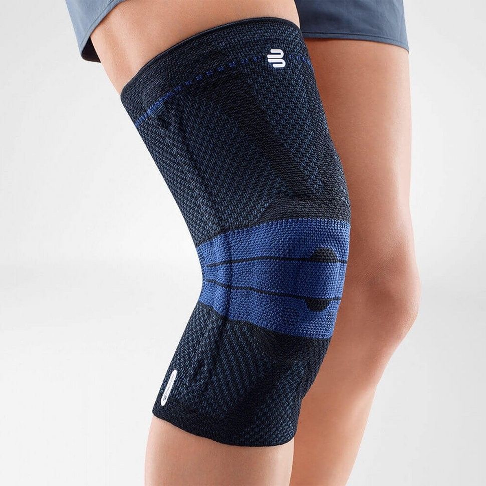 Kniebandage in Schwarz und Blau. Das Produkt bedeckt das Knie und einen Teil des Oberschenkels und des Unterschenkels. Das Logo ist sichtbar.