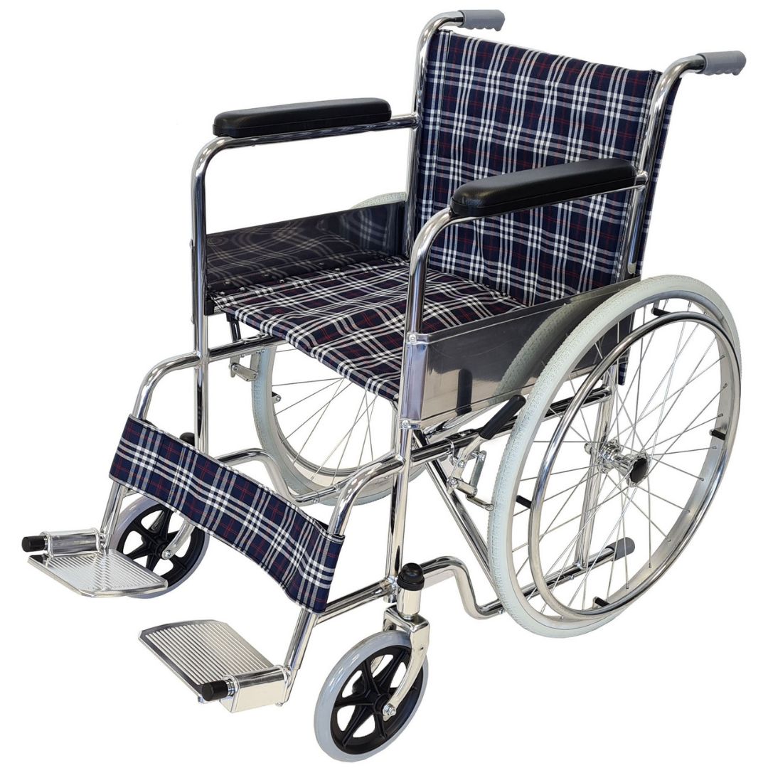 Rollstuhl mit kariertem Sitz und Rückenlehne. Metallrahmen, Armlehnen, Fußstützen und große Räder.