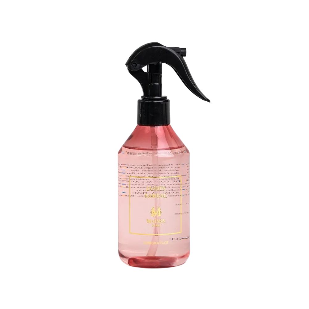 Rosa Sprühflasche mit schwarzem Sprühkopf. Etikett mit Text. Durchsichtige Flüssigkeit. Auf weißem Hintergrund.