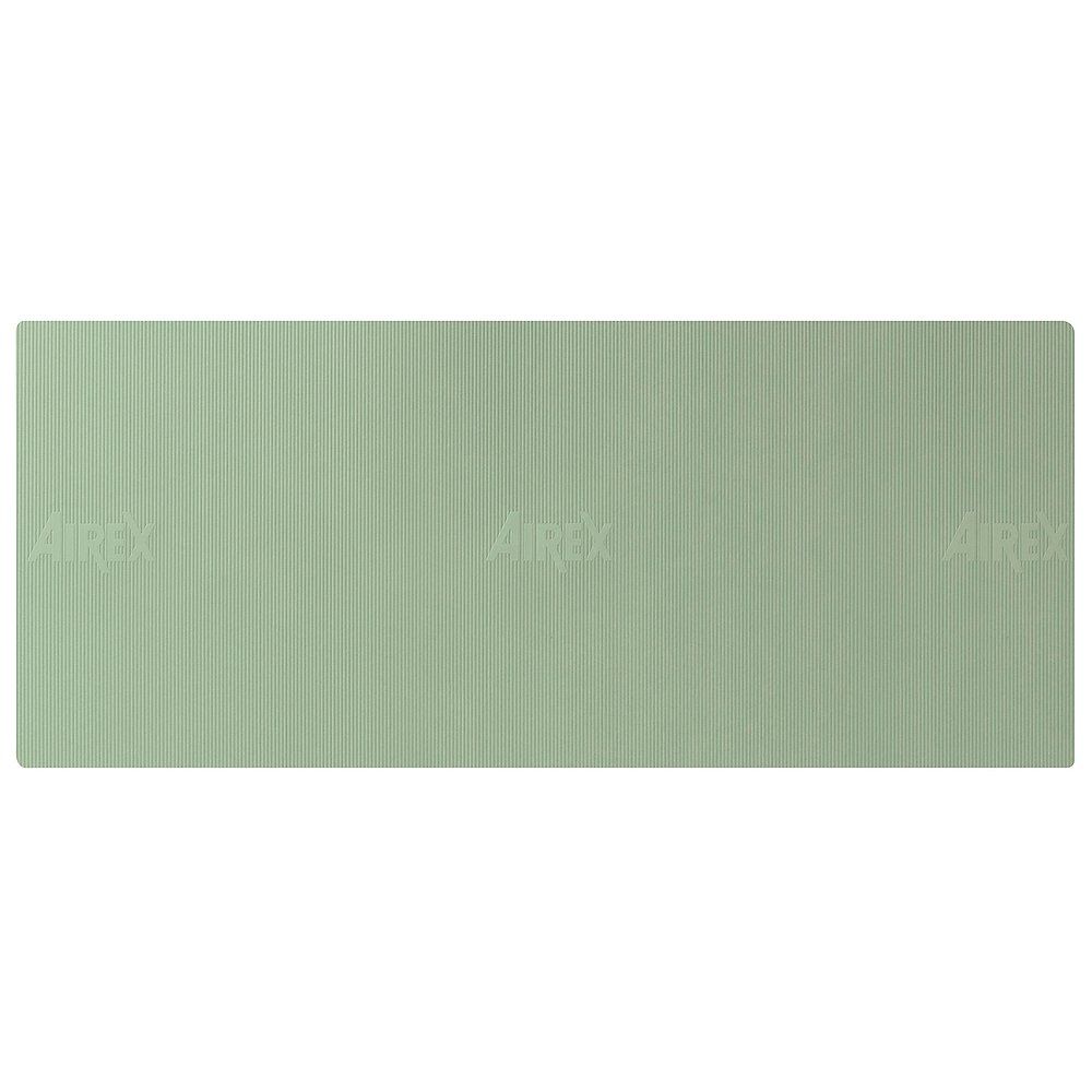 Ausgebreitete grüne Gymnastikmatte. Vertikale Rillen. Logos sichtbar.