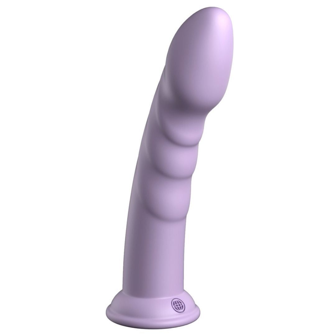 Lila Dildo mit geriffelter Oberfläche. Basis mit Logo. Gebogene Form.