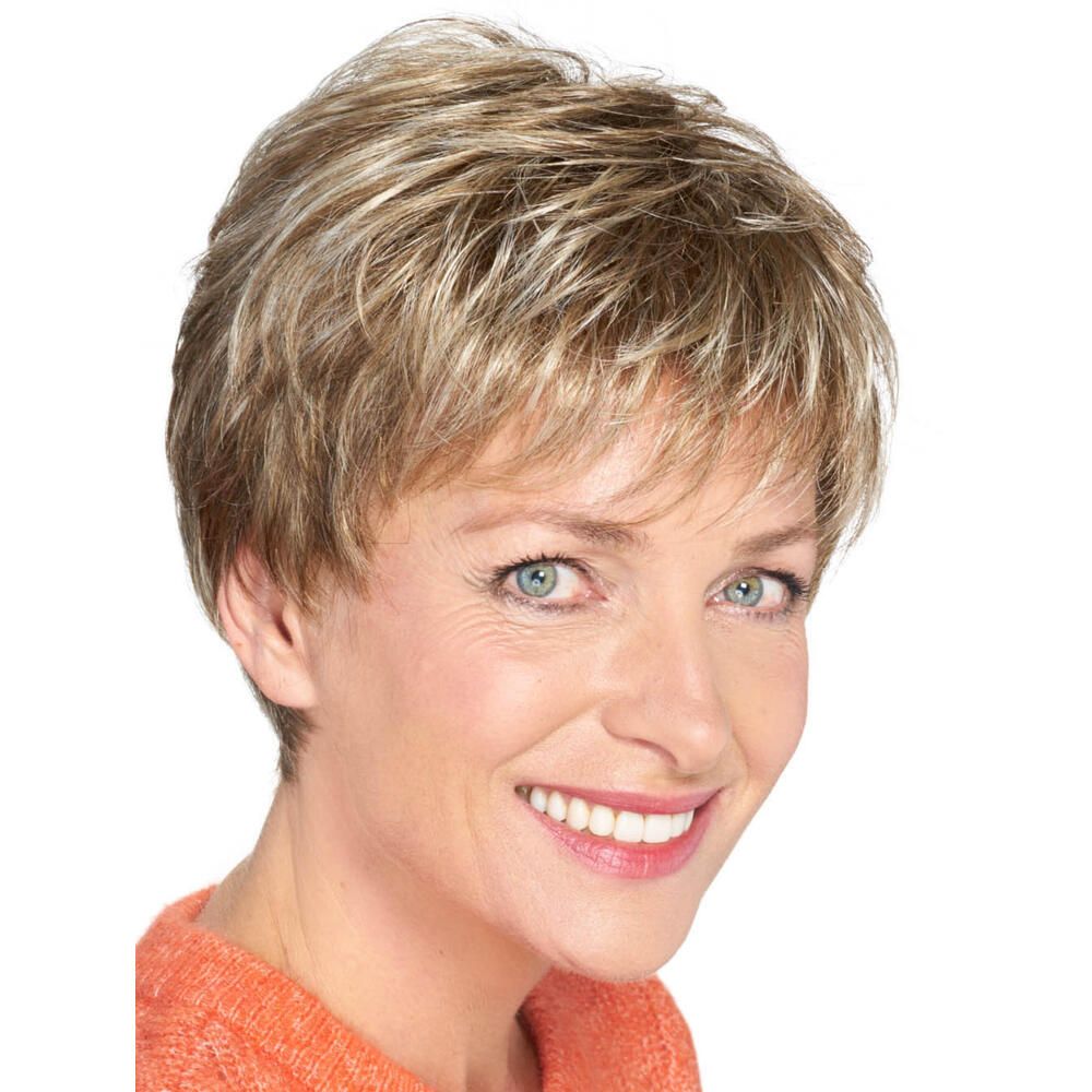 Kurzhaarperücke mit blonden Strähnen. Die Frau lächelt. Oranger Pullover.