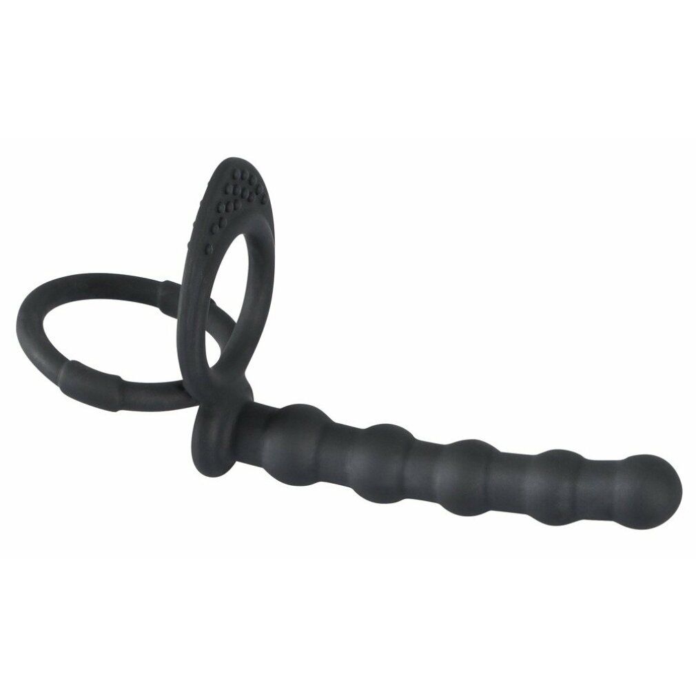 Schwarzer Penis-/Hodenring mit Analdildo. Der Dildo hat eine geriffelte Oberfläche. Der Ring hat eine strukturierte Oberfläche.