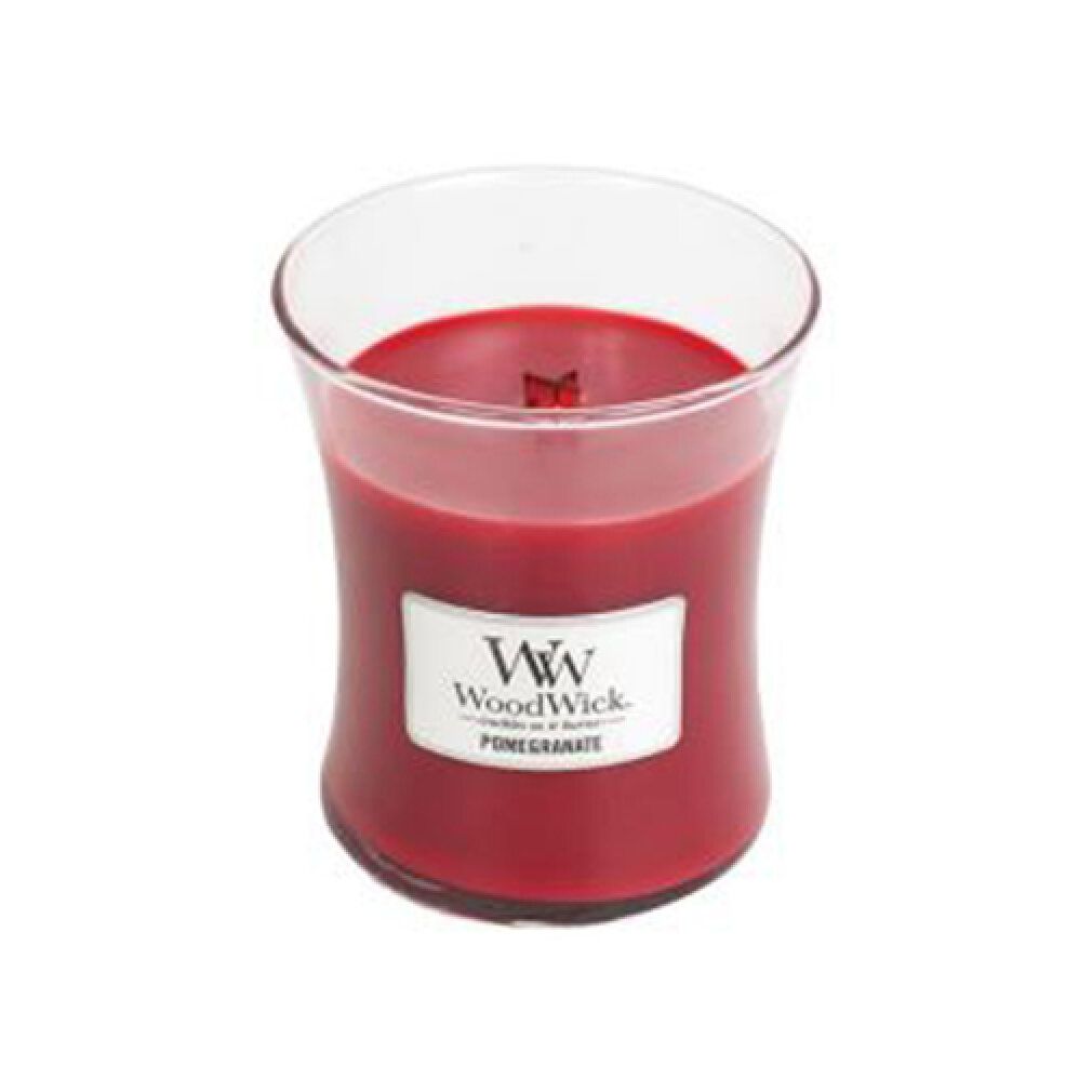 Rote Kerze in Sanduhrform. Label mit "WoodWick" und "Pomegranate".