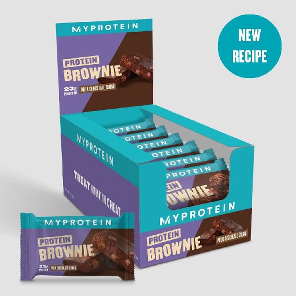 Schachtel mit Protein Brownie Riegeln. Einzelner Riegel vor der Schachtel. Aufdruck: Myprotein, Protein Brownie, 23g Protein.
