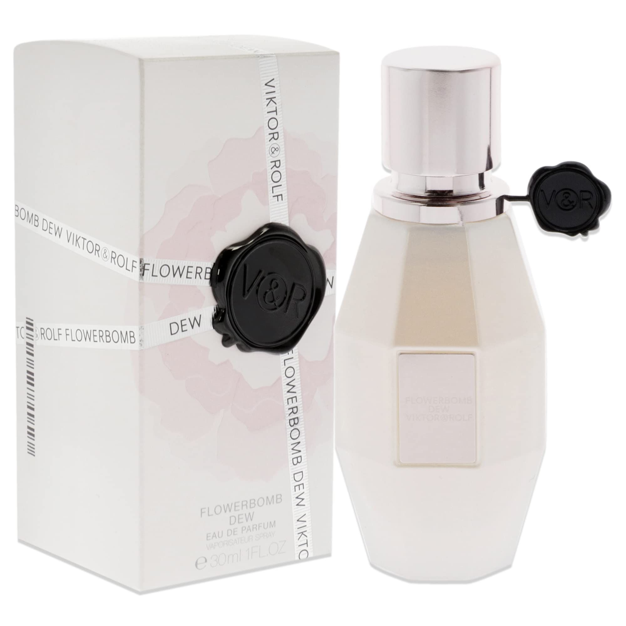 Parfümflasche und Verpackung. Flasche weiß, achteckig, mit silbernem Verschluss und schwarzem Anhänger. Verpackung weiß mit Text.