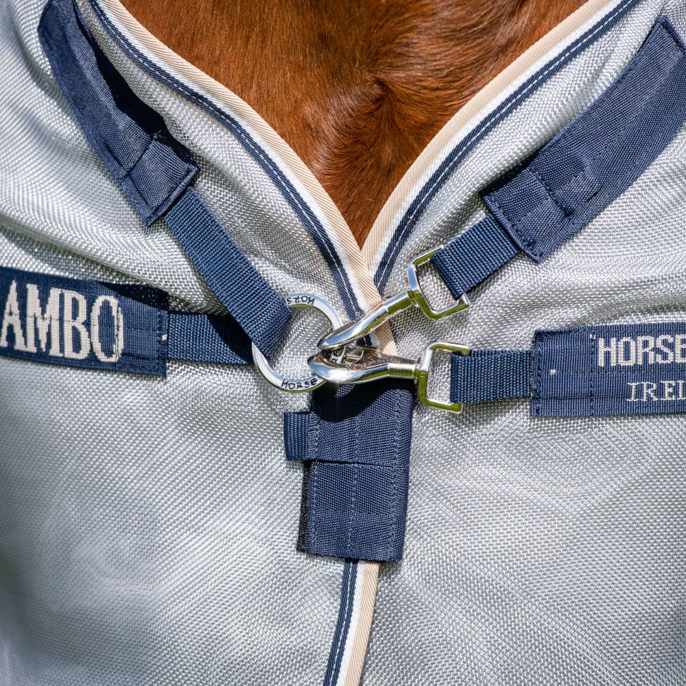 Nahaufnahme des Brustverschlusses der Rambo Protector Plus Decke. Mit Logo-Details und Metallhaken.