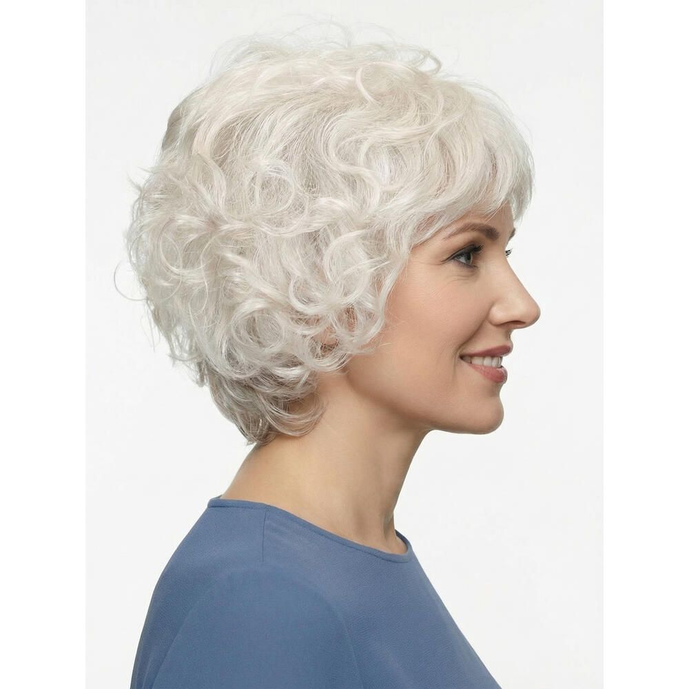Perücke Lillith von trendhair. Kurze, lockige, graue Kunsthaarperücke. Seitenansicht einer Frau mit blauem Oberteil.