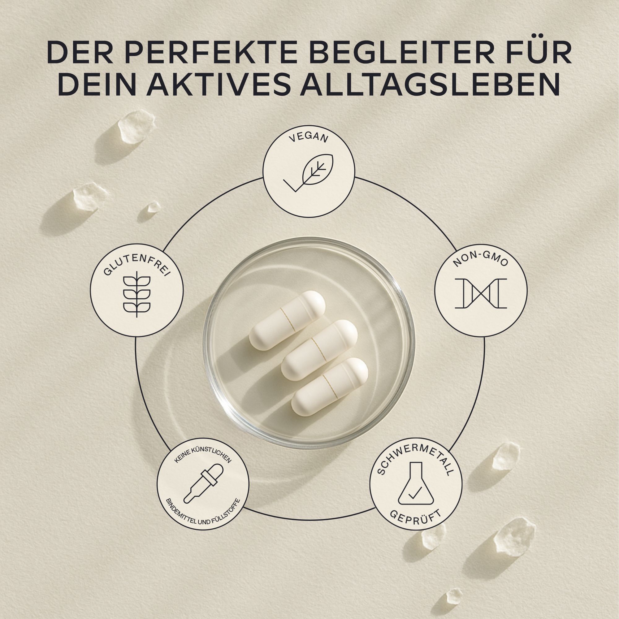 Drei Kapseln auf einer runden Oberfläche. Symbole für vegan, glutenfrei, non-GMO und geprüft.