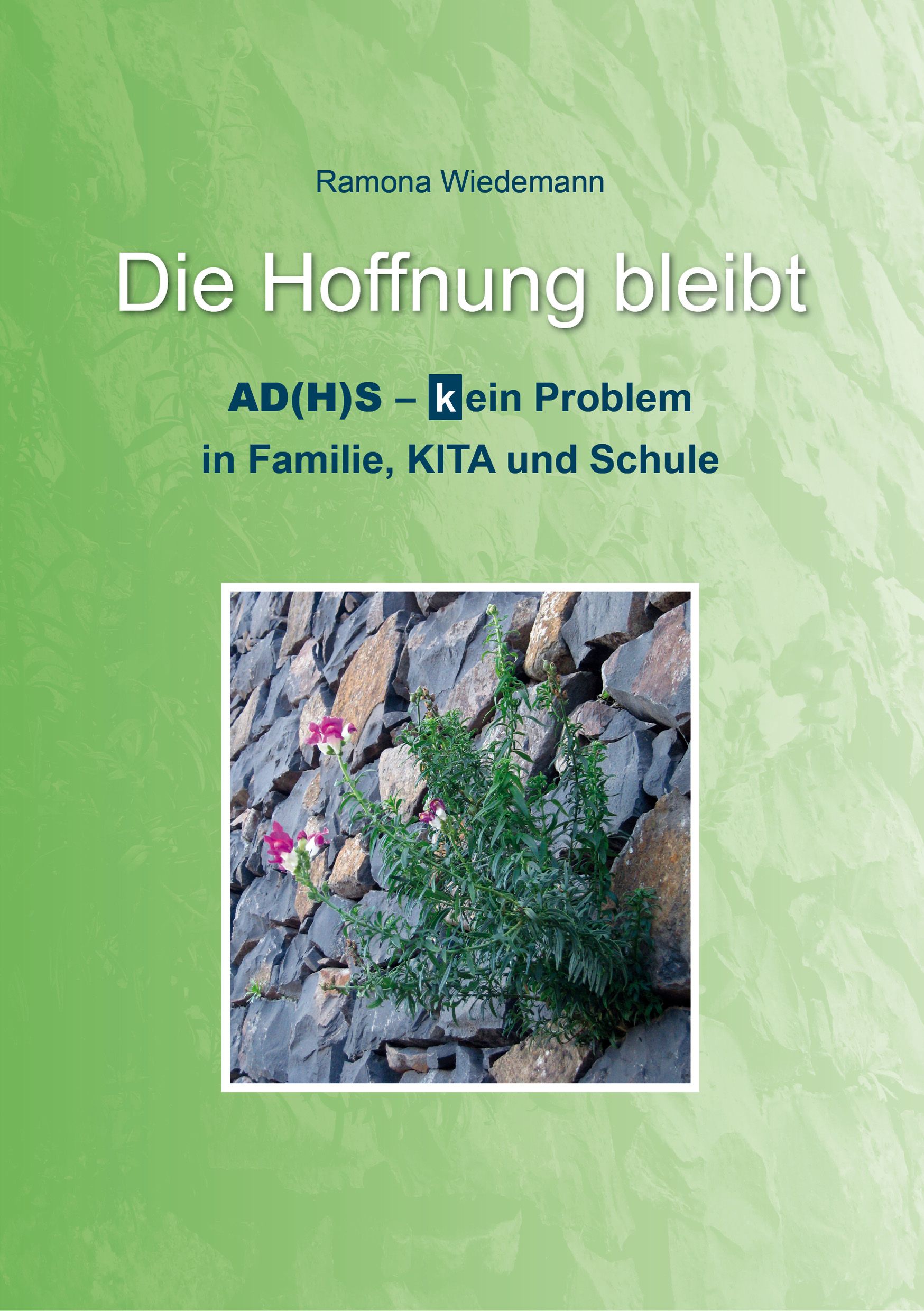 Buchcover mit Titel "Die Hoffnung bleibt". Autorin: Ramona Wiedemann. Untertitel: AD(H)S - kein Problem in Familie, KITA und Schule. Hintergrund: Steinmauer mit Pflanzen.