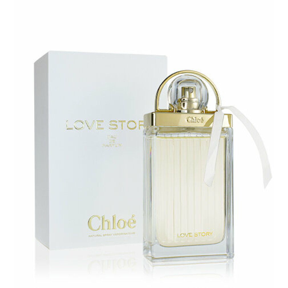 Parfümflasche und Schachtel. Aufschrift: Love Story, Eau de Parfum, Chloé. Flasche mit goldfarbenem Verschluss.